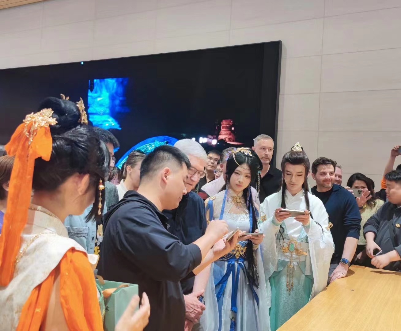 苹果ceo蒂姆库克造访三里屯applestore逆水寒手游光追技术引领未来